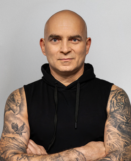 Janusz – trener personalny Silver Gym Zduńska Wola. Prowadzi treningi personalne oraz zajęcia fitness Stalowe Pośladki.